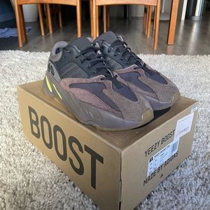 Yeezy 700 mauve